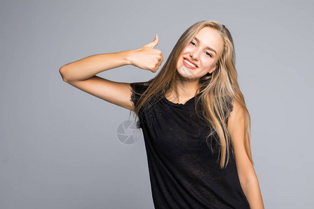 年轻快乐开朗的女人竖起大拇指图片