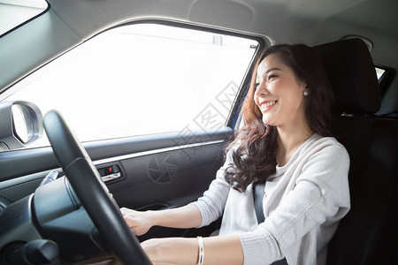 年轻的亚洲女驾驶汽车图片