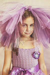 穿着紫色裙子的姑娘戴着有趣的帽子图片