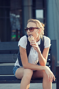 坐着吃冰淇淋的快乐女孩图片