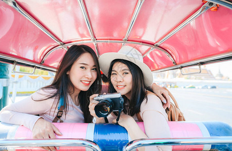 两个亚洲快乐女孩最好的朋友旅行者坐在Tuk图片