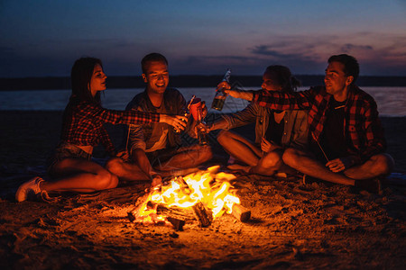 一群年轻朋友一起野餐和营火图片