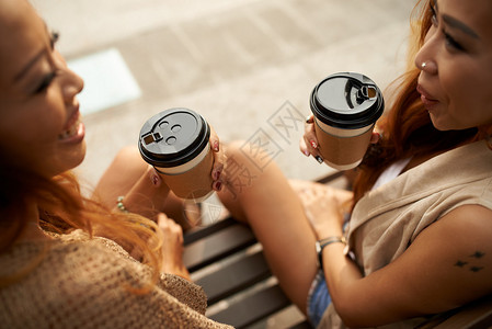 女朋友聊天喝咖啡俯视图图片