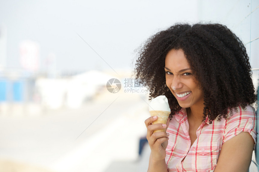 贴近一个有鼻子吃冰淇淋的有趣的年图片