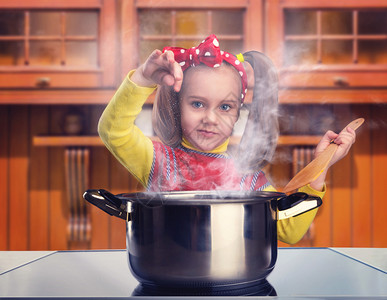 可爱的小女孩在家做饭图片