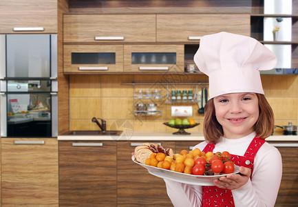 小女孩在厨房里用美食做饭图片