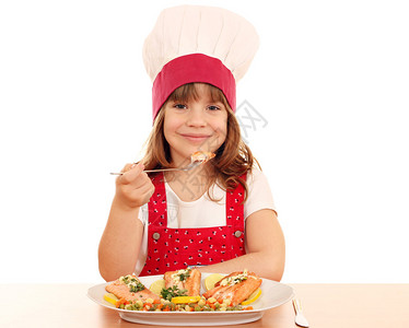 饥饿的小女孩厨师吃鲑鱼图片