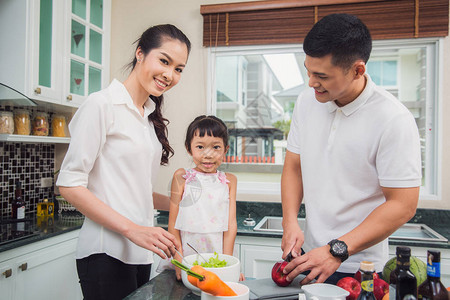 父亲母亲和女儿一起做饭图片