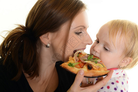 年轻母亲和小女儿吃披图片