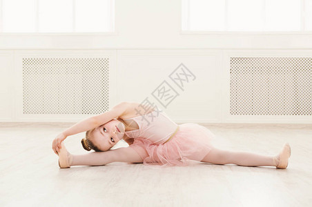 小芭蕾舞者在地板上分裂图片