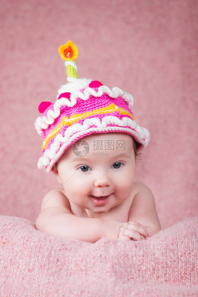 新出生的婴儿穿着温暖的编织帽子图片