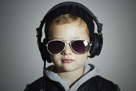 5岁小孩用耳机监听音乐DeejayDeej图片