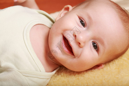 可爱的新生儿笑的肖像背景图片