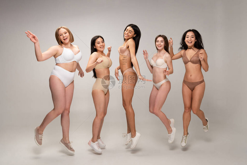 穿着内衣的5个漂亮的多文化女孩玩得开心跳图片