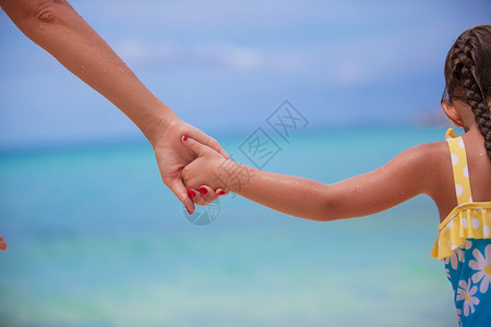 亲近她母亲和女儿在海滩图片
