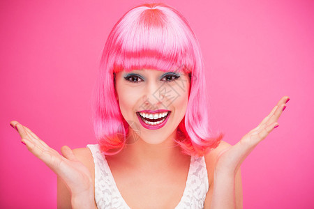 穿粉色头发的美图片