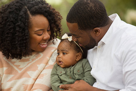 非裔美国人家庭与女儿一起玩耍和嘲图片