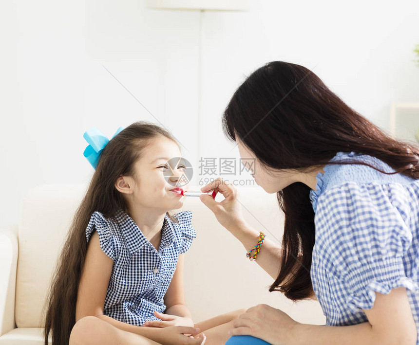 和妈一起化妆的小女孩图片