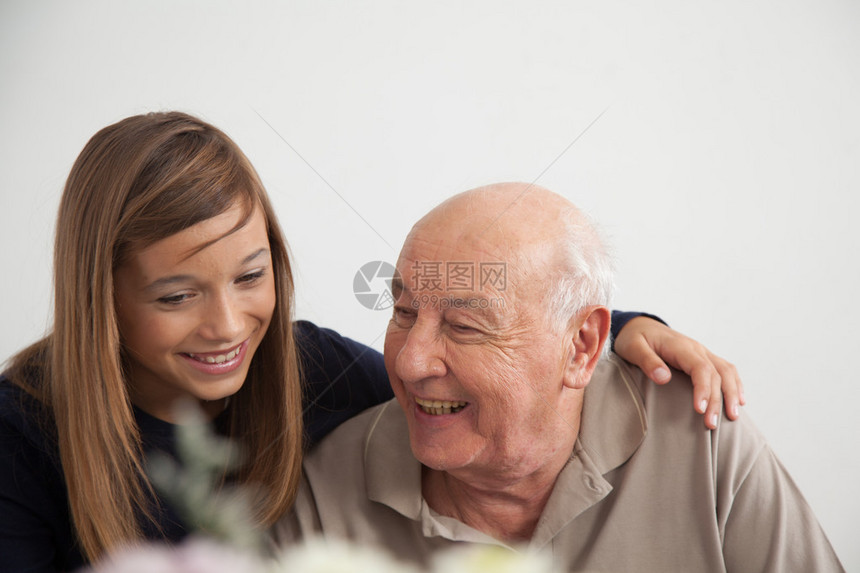 和祖父玩得开心的女孩图片