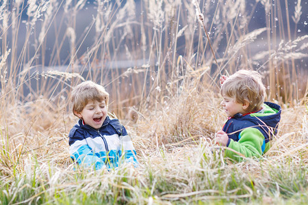 两个小兄弟儿在森林湖附近打架玩蹦乱跳的游戏图片
