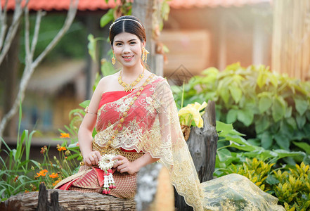 亚洲女泰式连衣裙手持泰国茉莉花环的美丽少女微笑泰国传图片