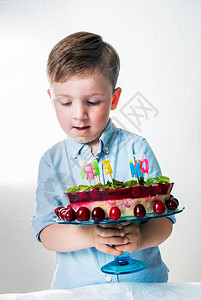 有生日蛋糕的小男孩图片