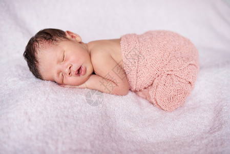 可爱的新生婴儿张着嘴睡觉图片