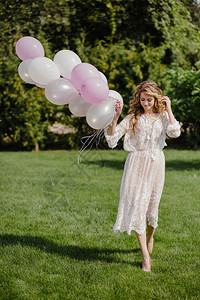 一个带着气球的快乐女孩的肖像女人在自然背图片