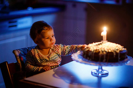 可爱漂亮的小女婴庆祝第一个生日图片