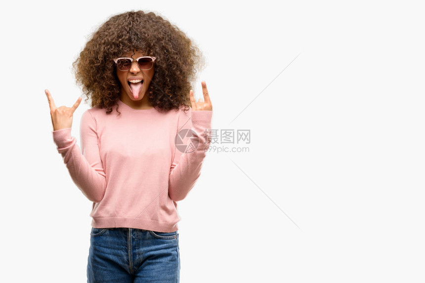 身戴粉色太阳镜的非洲美妇女用疯狂的表情喊叫图片