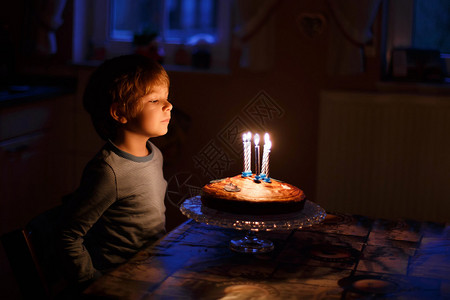 可爱的五岁小孩庆祝生日图片