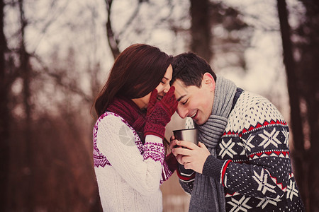 浪漫的情侣在冬季森林里度过图片
