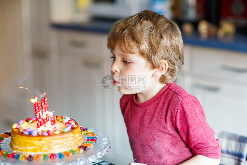 可爱的四岁男孩庆祝他的生日图片