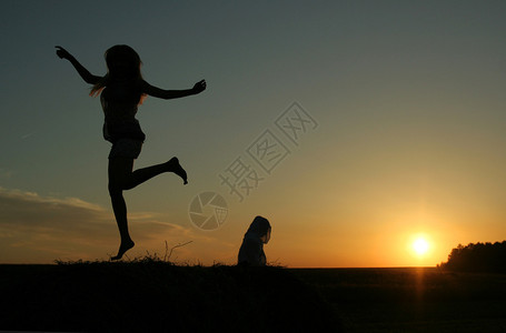 夕阳下的女人剪影图片