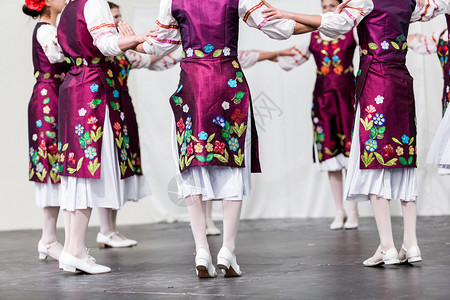 孩子们跳舞传统俄罗斯民间舞蹈在舞台背景图片