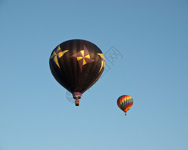 飞行中的两个五颜六色的热气球图片