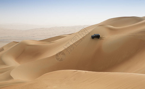 汽车在阿拉伯联合酋长国阿布扎比空旷区的鲁卜高清图片
