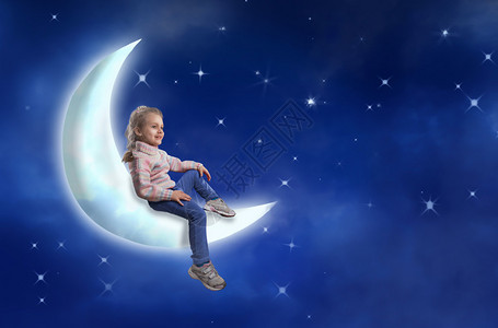 漂亮的小女孩坐在月亮上映衬着星空图片