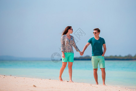 年轻快乐的情侣在沙滩度假图片