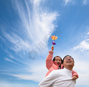 充满云彩背景的快背景图片