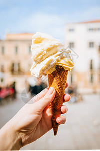 女手拿着意大利冰淇淋在夏天的光线下在图片