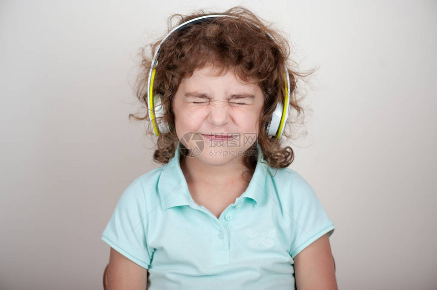 耳机中的幼儿闭上眼图片