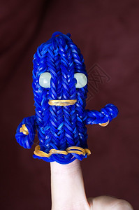 一个孩子的手被装饰成一个原始蓝色幽灵娃用木图片