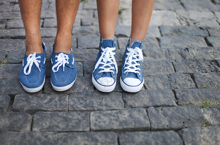 一对幸福的情侣穿着情侣鞋背景图片