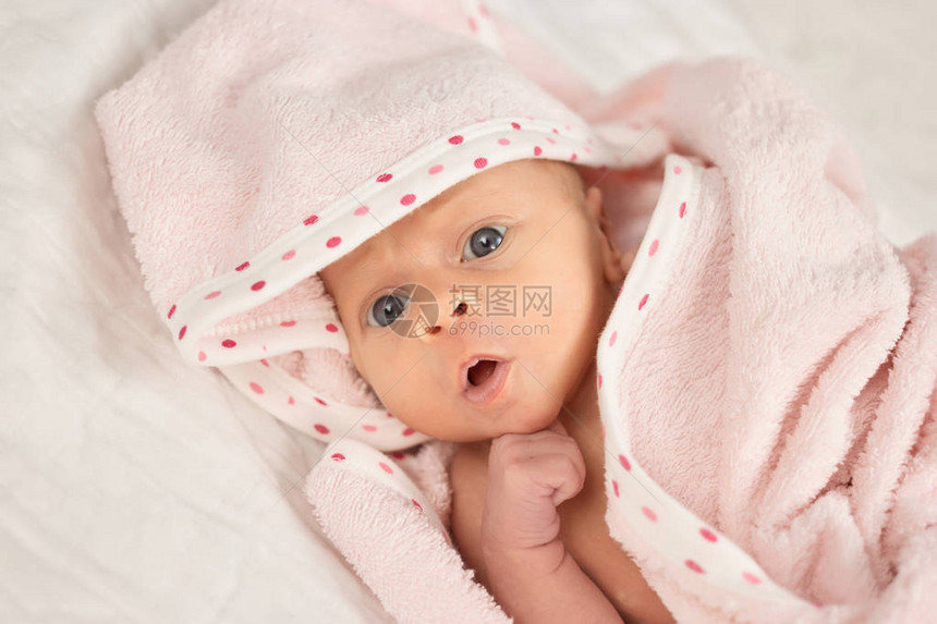 近距离拍下新生婴儿脸部的肖像新生儿被粉色图片