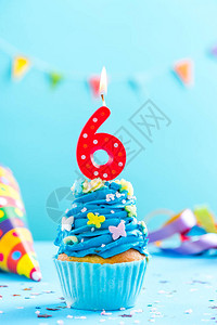 6岁生日蛋糕加蜡烛和喷图片