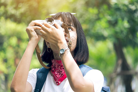 亚洲女人用相机拍照图片