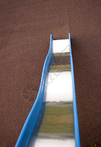 公园里的蓝色滑梯游乐场图片