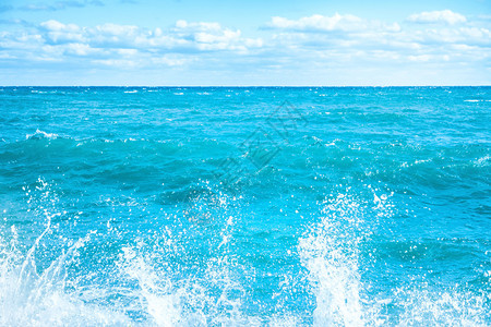 蓝色大海上的大浪冲浪和泡沫图片