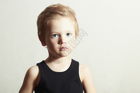 蓝眼睛英俊男孩的肖像孩子的特写肖像图片
